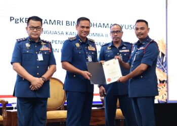 NOR Hisham Mohammad (dua dari kiri) menyampaikan Sijil Anugerah Perkhidmatan Cemerlang kepada penerima semasa Majlis Anugerah Perkhidmatan Cemerlang di Kota Bharu, Kelantan hari ini-UTUSAN/KAMARUL BISMI KAMARUZAMAN