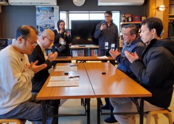 DR. Sharifudin Md Shaarani (dua dari kanan) membantu menyempurnakan pengislaman dua warga Jepun yang melafazkan syahadah di Osaka, Jepun, semalam.