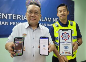 NIK Yusaimi Yussof (kiri) menunjukkan logo Smart Quran yang merupakan satu-satunya aplikasi diperakui KDN di Pejabat KDN Kelantan, Kota Bharu, Kelantan hari ini. UTUSAN/MUSTAQIM MOHAMED.
