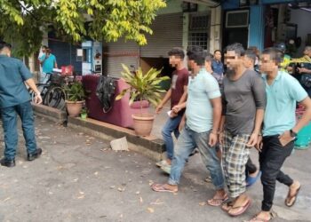 SEBAHAGIAN warga asing yang ditahan dalam operasi bersepadu yang dilaksanakan beberapa agensi di Nilai, Seremban, semalam.-UTUSAN/NUR SHARIEZA ISMAIL.