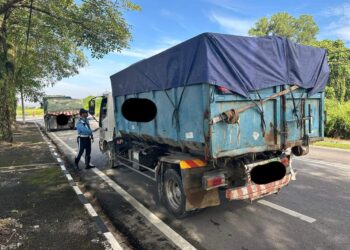 SEBUAH lori sampah diperiksa dalam satu operasi bersepadu oleh MBSP dan JPJ di sekitar Jalan Changkat, Nibong Tebal, Pulau Pinang