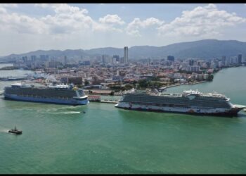 DUA kapal persiaran terkenal, Genting Dream dan Royal Caribbean Spectrum of the Seas kelihatan berlabuh di Terminal Swettenham Pier Cruise, di George Town, Pulau Pinang.