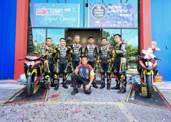 Pengasas dan pemilik pasukan Jetron Yamaha YY Pang, Pang Yok You (duduk hadapan) bersama dengan barisan pelumbanya untuk Kejuaraan Cub Prix musim 2024. (FOTO: ihsan Malaysia Cub Prix)