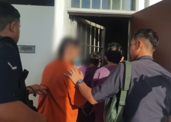 SUSPEK dibawa anggota polis untuk proses permohonan reman di Kompleks Mahkamah Kulim. -UTUSAN/AZAHAR HASHIM