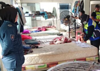 ANGGOTA penguat kuasa memeriksa penginapan pekerja dalam Op Gegar yang dijalankan di sekitar Alor Gajah dan Jasin, Melaka.