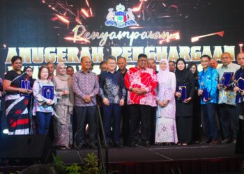 AB. RAUF Yusoh bersama pemenang Anugerah-anugerah Penghargaan Jawatankuasa Industri pada Majlis Melaka Industrial Night 2024 di sebuah hotel di Banda Hilir, Melaka. - UTUSAN/AMRAN MULUP