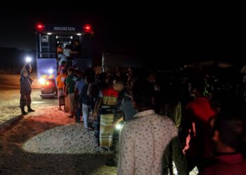 SERAMAI 232 PATI ditahan dalam Op Sapu oleh Jabatan Imigresen di sebuah tapak pembinaan perumahan di Tiang Dua, Melaka. - UTUSAN/SYAFEEQ AHMAD