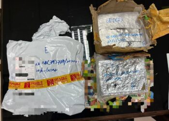 BUNGKUSAN kurier yang mengandungi ketulan ganja mampat dirampas dalam serbuan di Rantau Panjang, Kelantan-IHSAN JKDM KELANTAN.