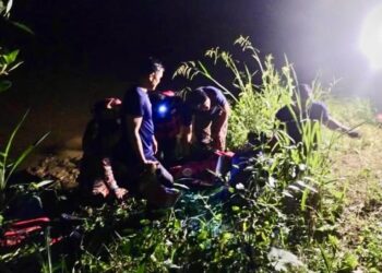 PASUKAN bomba mengangkat mangsa ditemukan lemas di Sungai Ansip, Keningau semalam-IHSAN BOMBA