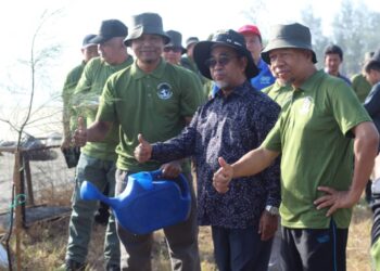 ABDUL Rahman Yunus (tengah) selepas selesai merasmikan Program Restorasi Spesies Pokok-Pokok di Pantai Baru Melawi, Bachok, Kelantan hari ini-UTUSAN/ROHANA MOHD. NAWI.