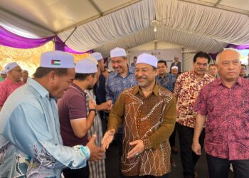Nassuruddin Daud (kanan) bersalaman dengan tetamu selepas Majlis Pecah Tanah Loji Rawatan Air Bukit Chupak di Gua Musang, Kelantan, hari ini.UTUSAN/AIMUNI TUAN LAH.