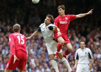 AKSI Xabi Alonso (kanan) ketika mewakili Liverpool sebelum ini. – AFP