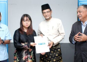 AHLI Lembaga Pemegang Amanah YBR, Prof. Dr. Raduwan Idar (lima dari kanan), Pengerusi Jemaah Pengetua Kolej UPM, Prof. Madya Dr. Amini Amir Abdullah (empat dari kanan) dan Pengurus Besar YBR, Syaiful Rizal Abdul Ghani (lima dari kiri) bergambar bersama pengurusan YBR dan UPM serta antara mahasiswa penerima Bantuan Awal Pengajian YBR.