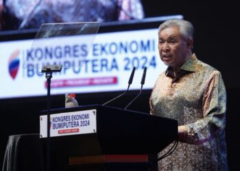 AHMAD Zahid Hamidi ketika menyampaikan ucaptama di KEB, Putrajaya. - UTUSAN/FAISOL MUSTAFA