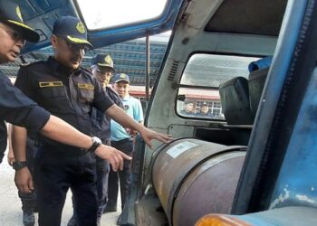 ZULKIFLY Ismail (dua dari kiri) memeriksa sebuah bas pekerja yang menggunakan NGV tamat tempoh dalam Ops Bersepadu Bas Pekerja di Seberang Jaya, semalam.