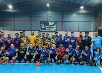 PARA pemain merakamkan gambar bersama sewaktu perlawanan Futsal Perpaduan yang berlangsung di R7 Futsal Centre, Kangar, Perlis, malam tadi. -UTUSAN/ASYRAF MUHAMMAD