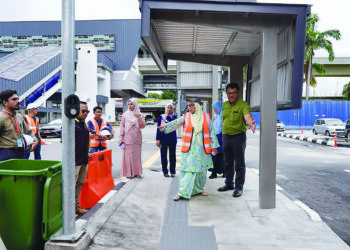 YANG Dipertua Majlis Perbandaran Klang, Datin Paduka Noraini Roslan meninjau kerja-kerja menaik taraf laluan pejalan kaki dan pencahayaan di sekitar bandar Klang baru-baru ini.