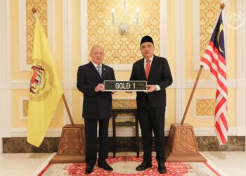 SULTAN IBRAHIM berkenan menerima simbolik nombor kenderaan keluaran khas 'GOLD 1' daripada Anthony Loke Siew Fook di Istana Negara, Kuala Lumpur. -GAMBAR/FACEBOOK SULTAN IBRAHIM SULTAN ISKANDAR