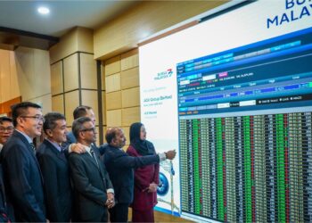 Pengerusi Kumpulan AGX Berhad, Datuk Rozalila Abdul Rahman (kanan) bersama ahli lembaga pengarah melihat penyenaraian saham AGXdi Pasaran ACE Bursa Malaysia di Bangunan Bursa Malaysia, semalam.