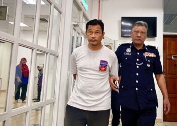 HIDAYAT Jalil (kiri) mengaku bersalah di Mahkamah Sesyen Taiping hari ini di atas lima pertuduhan melakukan amang seksual terhadap empat remaja lelaki. - UTUSAN