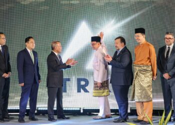 ANWAR  Ibrahim (tengah) melakukan gimik pelancaran Hab Kewangan Antarabangsa Malaysia Tun Razak Exchange (TRX) di Menara Exchange 106, Kuala Lumpur, hari ini. Turut sama, Timbalan Menteri Kewangan ll, Datuk Seri Amir Hamzah Azizan (tiga kanan) dan Ketua Pegawai Eksekutif TRX City Sdn. Bhd, Datuk Azmar Talib (tiga kiri). - UTUSAN/FARIZ RUSADIO