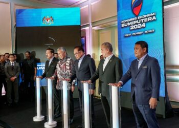 ANWAR Ibrahim melakukan gimik Majlis Prapeluncuran Kongres Ekonomi Bumiputera 2024 di Bangunan Perdana Putra, Putrajaya. - UTUSAN/FAISOL MUSTAFA