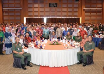Mohamed Khaled Nordin  bersama para penerima anugerah sempena Majlis Anugerah Perkhidmatan Cemerlang Kementerian Pertahanan 2023, di Kuala Lumpur, semalam.  – UTUSAN/SHIDDIEQIIN ZON