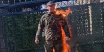 SEORANG askar dari Tentera Udara AS membakar dirinya di hadapan kedutaan Israel di Washington. -AGENSI
​