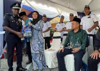 Raja Zamzura Raja Buntat menerima sumbangan disampaikan M. Kumar pada Majlis Memperingati Peristiwa Bukit Kepong Sempena Hari Polis Ke-217 di Galeri Darurat Bukit Kepong, Muar hari ini.