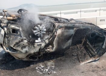 Keadaan kereta jenis Mazda yang terlibat dalam kemalangan di Jambatan Sultan Abdul Halim Mu'adzam Shah (Jambatan Kedua Pulau Pinang), hari ini.
