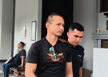 MOHD. Saiful Adey Mohd. Noor dibawa keluar dari Mahkamah Sesyen Kuala Lumpur selepas dibebaskan daripada pertuduhan membakar 34 buah motosikal.  - UTUSAN/NORLIZAH ABAS