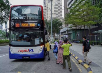 SETIAP bas mampu mengurangkan sehingga 30 buah kereta di jalan raya.