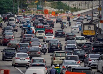 MASALAH kesesakan lalu-lintas antara lain disumbangkan oleh peningkatan jumlah kenderaan di jalan raya khususnya di Lembah Klang saban tahun. - UTUSAN/AMIR KHALID