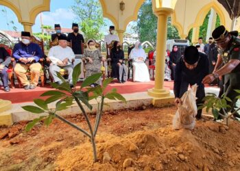 TUANKU Syed Sirajuddin Jamalullail (tiga dari kiri) bersama Tuanku Tengku Fauziah Almarhum Tengku Abdul Rashid, Tuanku Syed Faizuddin Putra Jamalullail dan Tuanku Dr. Hajah Lailatul Shahreen Akashah Khalil hadir bagi memberi penghormatan terakhir kepada Mohammad Yaacob Datuk Seri Azizul Hassan di Makam Diraja Arau, Perlis, semalam.- UTUSAN