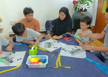 MOHD. AZRUL  Abd. Aziz (kanan) bersama-sama keluarganya membuat layang-layang di Muzium Layang-Layang sempena  FLLSPG 2024 yang berlangsung di Bukit Layang-Layang, Pasir Gudang.