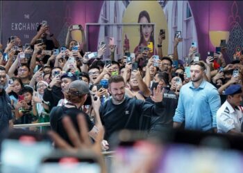 Legenda England, David Beckham bersama peminat di Malaysia pada sesi Meet & Greet sempena pelancaran butik pameran 'World of The Predator' Adidas di Pusat Beli Belah The Exchange TRX, semalam. GAMBAR - AMIR KHALID