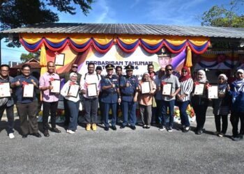HASSAN ‘As ‘ari Omar (tengah) bergambar bersama pengamal media yang menerima sijil penghargaan pada majlis Perhimpunan Tahunan JBPM di Kuala Terengganu, hari ini. - UTUSAN/PUQTRA HAIRRY ROSLI