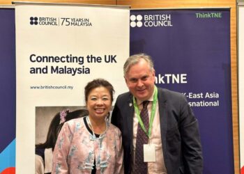 Jazreel Goh (kiri) bersama Prof. Simon Guy, profesor dari Universiti Lancaster yang turut mengambil bahagian dalam Forum Think Transnasional Education (TNE) anjuran British Council di Petaling Jaya, hari ini.