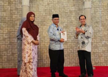 MOHD. Na'im Mokhtar (tengah) menerima modul Minda Maqasid daripada Rektor Universiti Islam Antarabangsa Malaysia, Prof. Emeritus Tan Sri Dr. Dzulkifli Abdul Razak.