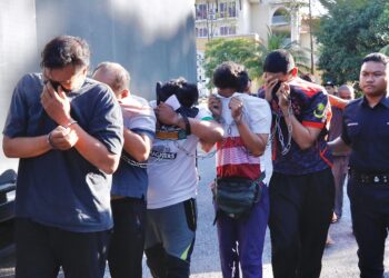 LIMA lelaki dibawa ke Mahkamah Majistret Bandar Baru Bangi bagi menghadapi pertuduhan membunuh dalam kejadian di Taman Pelangi, Semenyih, Selangor. - UTUSAN/AMIR KHALID
