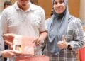 MUHAMMAD Faizulrullah Zulkifle bersama isterinya, Noorul Asyikin Mustaffa menunjukkan produk sarang burung walet keluaran syarikatnya.