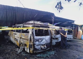 CHOO Joo Phin melihat kereta yang musnah dalam kebakaran melibatkan bengkelnya di Taman Keladi, Sungai Petani. -UTUSAN/OTHMAN YAHAYA