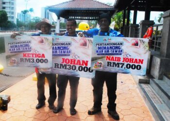 Muhammad Ridzwan Ismail (tengah) diapit Anuar Mamat (kanan) dan Omar Ismail memenangi tiga tempat teratas pada Pertandingan Memancing sempena TMM2024 di Pengkalan Rama, Melaka. UTUSAN/AMRAN MULUP