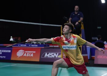 Aksi pemain badminton kebangsaan, Ng Tze Yong ketika menentang pemain pasukan Brunei,  Kah Kit Kan ketika acara badminton lelaki perseorangan dalam Kejohanan Badminton Berkumpulan Asia 2024 di Pusat Konvensyen Setia City di sini hari ini. GAMBAR - AMIR KHALID