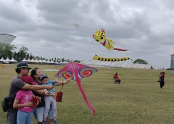 WONG KHIUNG SING bersama-sama keluarganya bermain layang-layang sempena  FLLSPG 2024 yang berlangsung di Bukit Layang-Layang, Pasir Gudang.