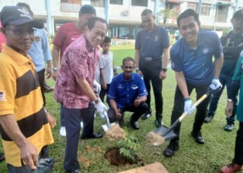 AHMAD Maslan (dua dari kiri) menanam pokok sempena pelancaran Kebun Bandar di Taman Sri Api-Api, Pontian.