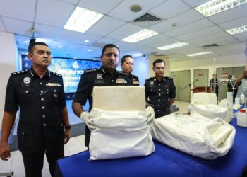 HUSSEIN Omar Khan menunjukkan ketulan kristal methamphetamine yang dirampas pihaknya pada sidang akhbar di IPD Shah Alam, Selangor. - UTUSAN / AFIQ RAZALI