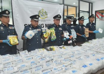 MOHD. Nasir Deraman (tiga kiri) menunjukkan dadah yang dirampas dalam sidang akhbar, di Kota Kinabalu, Sabah, hari ini.