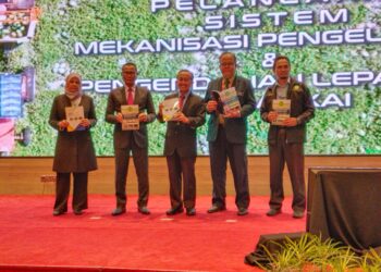 DR. MOHAMAD ZABAWI Abdul Ghani (dua dari kiri) ketika pelancaran buku SOP tanaman tembikai pada persidangan NCAFM 2024 di Ayer Keroh, Melaka.