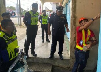Timbalan Ketua Polis Daerah Pontian, DSP Abd. Hamid Abdul  Rahman ( dua dari kanan ) mengetuai operasi pemotongan bekalan elektrik ke atas premis perniagaan kerana terlibat dengan aktiviti perjudian haram di sekitar daerah Pontian, di Pontian, Johor.